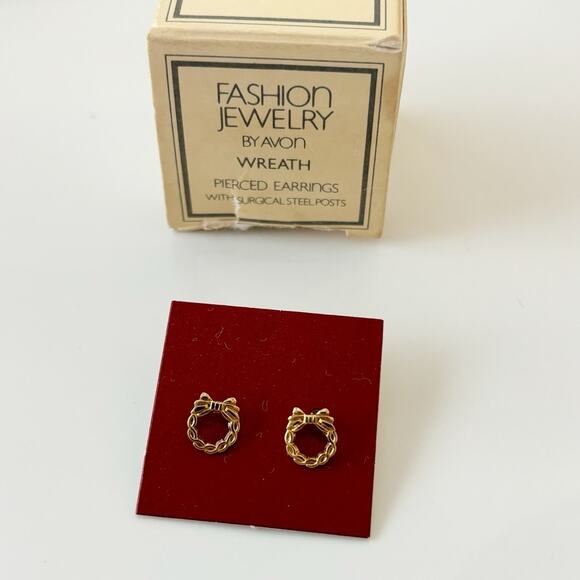 Vintage Avon Wreath Pierced Earrings Gold Tone 1982 NEW IN BOX - Picture 2 of 8